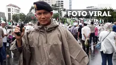 Ada sisi lain yang unik dari aksi 212. Foto polisi ganteng yang sedang bertugas menjadi perbincangan netizen