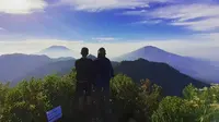 Pemandangan Gunung Karang dan Gunung Pulosari dari puncak Gunung Aseupan. (Dok: Instagram @ajat_supriyadi)