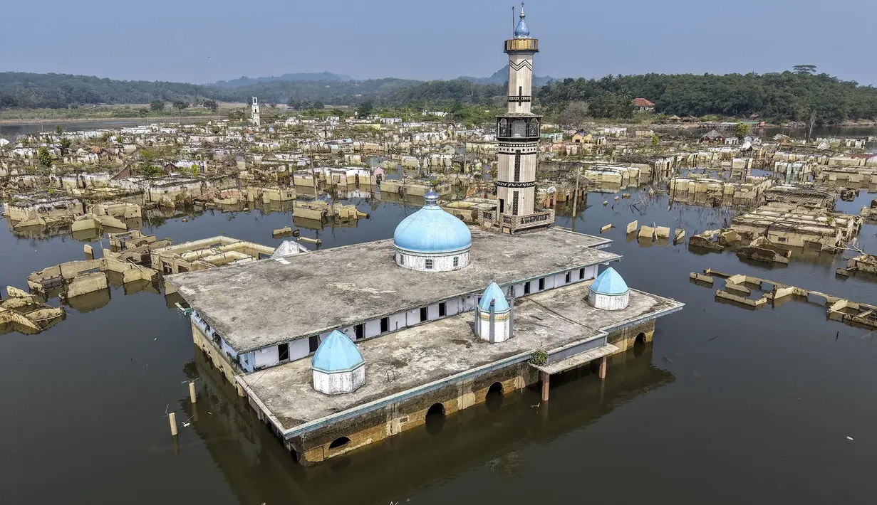 Foto udara sisa bangunan mesijd dan puing-puing bangunan rumah yang kembali muncul di kawasan Bendungan Karian yang mengering di Kampung Somang, Lebak, Banten, Kamis (30/7/2026). (AFP/ Bay Ismoyo)
