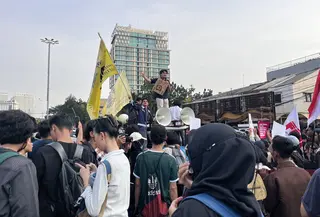 BEM UI mencoba pendekatan berbeda dalam aksi bersama sejumlah elemen mahasiswa dan masyarakat sipil di kawasan Tugu Tani, Jakarta Pusat, Selasa (20/10/2026). (Liputan6.com/Winda Nelfira)