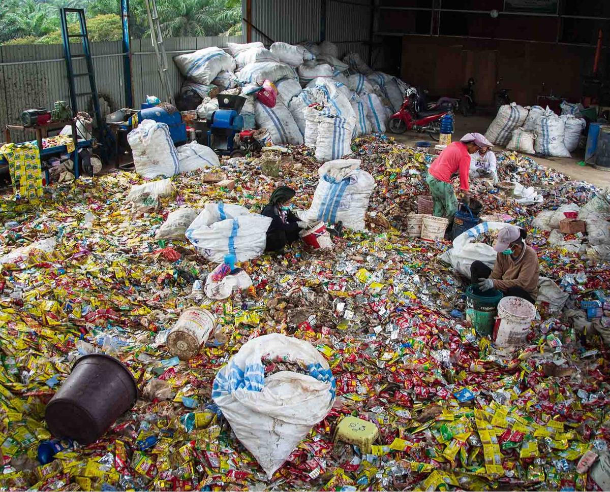 FOTO: Dari Sampah Plastik Mengalir Solar Ramah Lingkungan