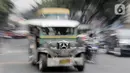 Sebuah mobil Jeepney melintas di Manila, Filipina, Jumat (22/11/2019). Jeepney merupakan transportasi umum paling populer dan sudah menjadi ikon di Filipina. (Bola.com/M Iqbal Ichsan)