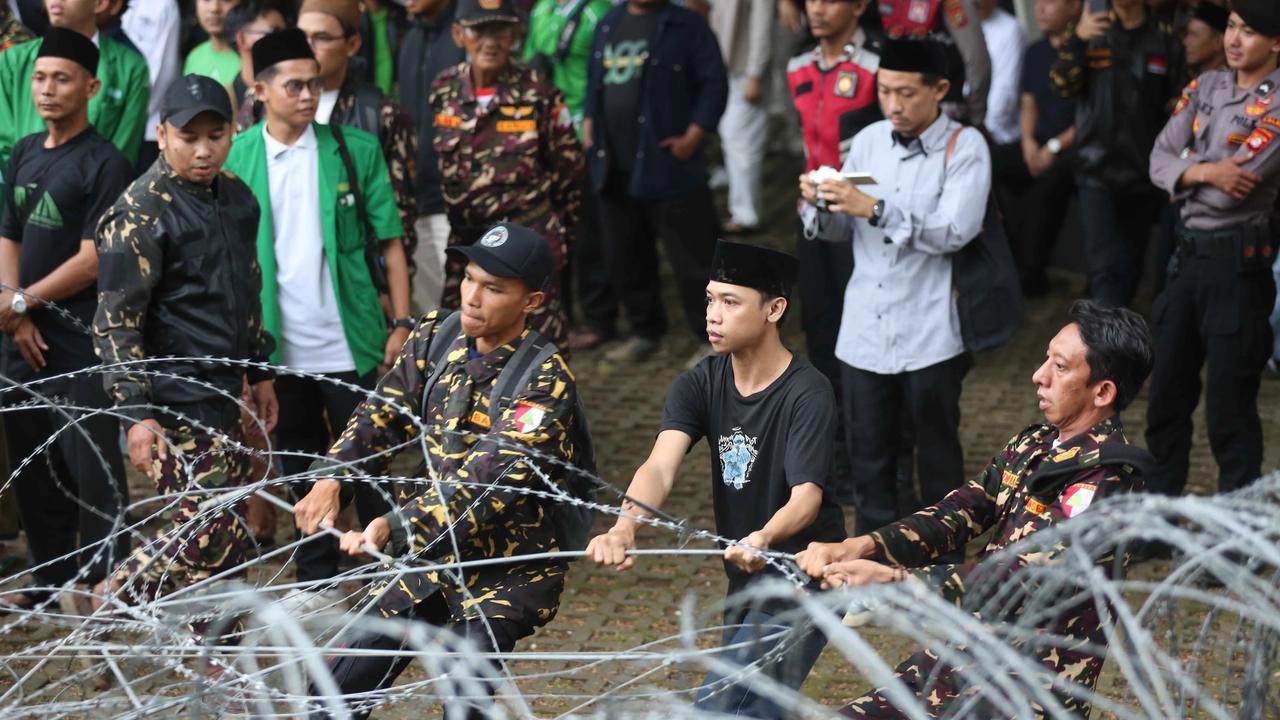 FOTO: Aksi Penolakan Banser Usai Penahanan Yaqut Cholil Qoumas