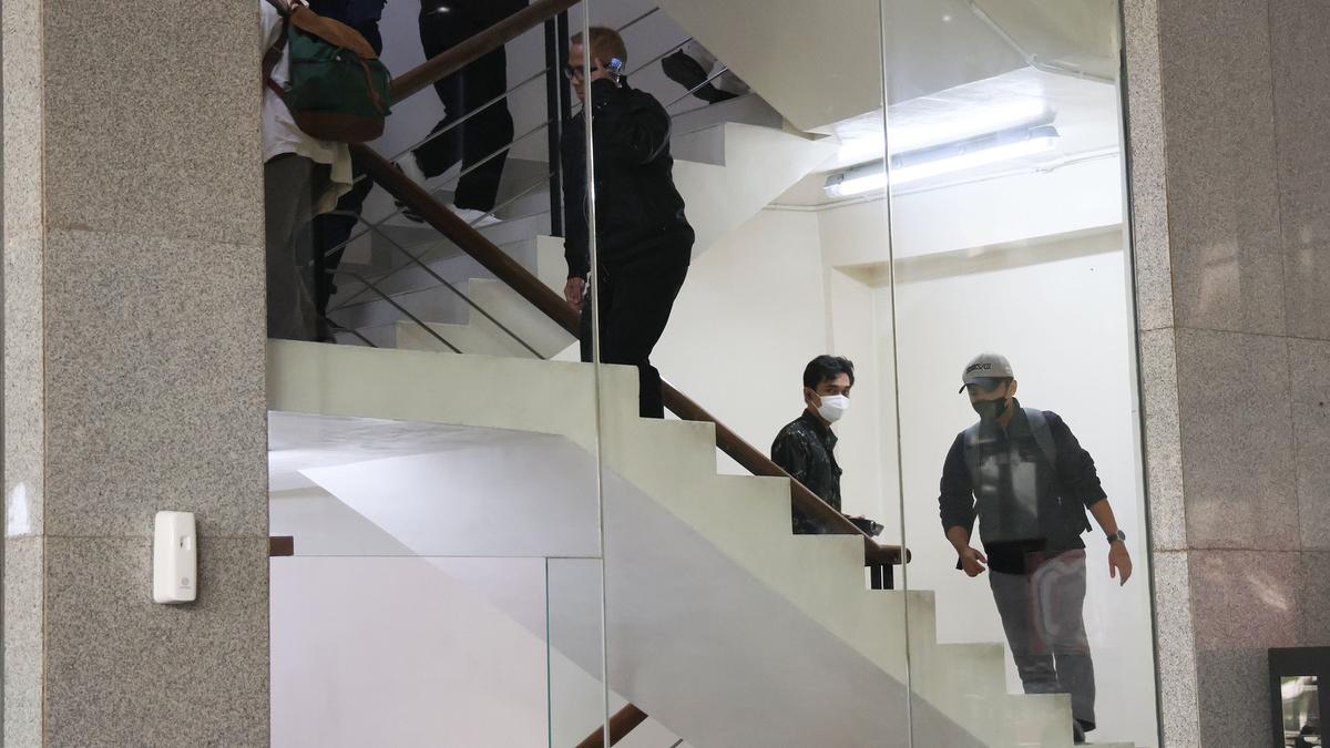 Bupati Klaten Tiba di KPK Petugas Angkut Tong Biru Bersegel