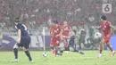 Di bawah guyuran hujan, skuad Garuda tetap tampil menyerang dan berusaha menembus pertahanan Jepang. (Liputan6.com/Angga Yuniar)