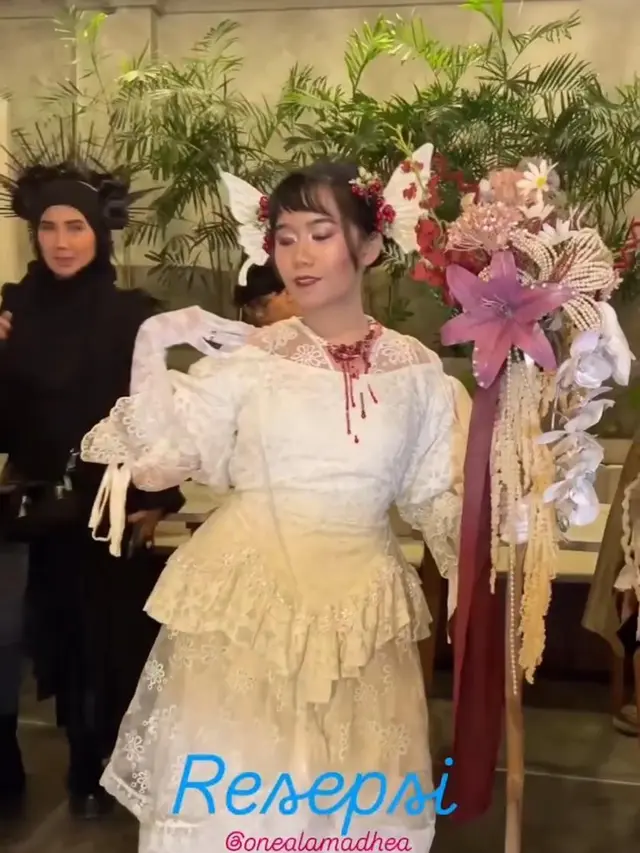 5 Potret Gaya Unik Anak Nicky Astria di Resepsi Pernikahannya, Pakai Kostum ala Era Abad Pertengahan