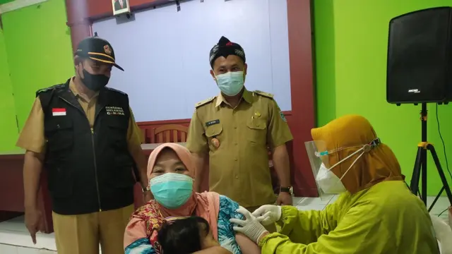 Retno Anjani, warga Desa Wonokerto Kecamatan Karangtengah Demak tengah disuntik vaksin Covid-19, Senin, 12/7/2021. (Foto: Liputan6.com/Kusfitria Marstyasih)