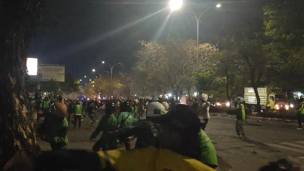 Berkahir Bentrok, Ratusan Ojol Bubarkan Paksa Peringatan 'April Makassar Berdarah' di Kampus UMI