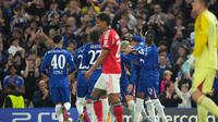 Skuad Chelsea merayakan gol bunuh diri Richard Barrios ke gawang Benfica, Rabu (1/10/2025) (AP Photo/Kin Cheung)