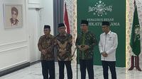 Ketua Umum Pengurus Besar Nahdlatul Ulama (Ketum PBNU) Yahya Cholil Staquf usai bersilaturahmi dengan Ketua Umum PP Muhammadiyah Haedar Nashir di Kantor Pusat PBNU Jakarta, Kamis (25/4/2023). (Liputan6.com/Muhammad Radityo Priyasmoro)