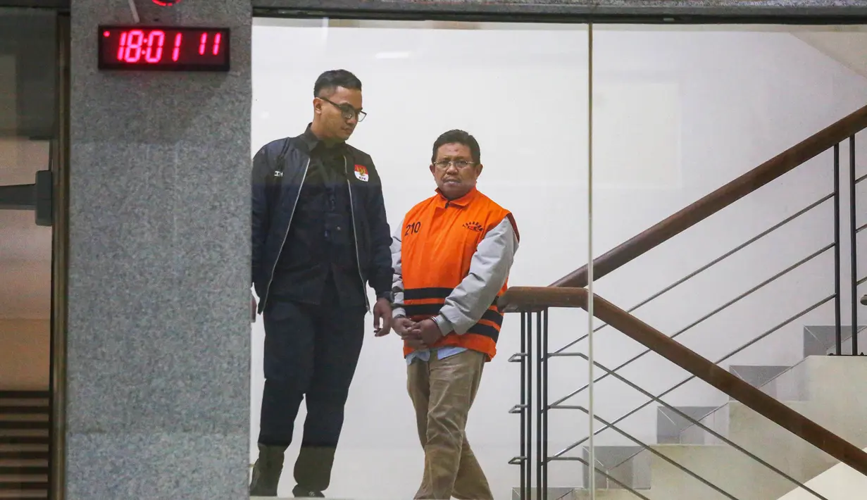 Bupati Lombok Barat Lalu Ahmad Zaini berjalan menuju mobil tahanan usai menjalani pemeriksaan di Gedung Merah Putih KPK, Jakarta, Selasa (21/7/2026). (KLY/Arie Basuki)