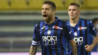 Penyerang Atalanta, Alejandro Gomez, merayakan gol yang dicetaknya ke gawang Parma pada laga lanjutan Serie A di Stadio Ennio Tardini, Rabu (29/7/2020) dini hari WIB. Atalanta menang 2-1 atas Parma. (Massimo Paolone/LaPresse via AP)