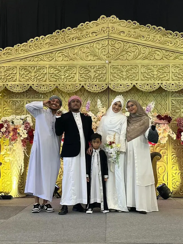 6 Potret Komika Hadiri Pernikahan Mamat Alkatiri dan Nafha Firah, Beri Pelukan Haru
