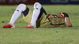 Saat para pemain Persib dan Bali United meninggalkan lapangan, Wawan Hendrawan justru tersungkur di depan gawangnya. (Bola.com/M Iqbal Ichsan)