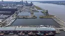 Pemandangan dari udara Bramley Moore Dock di tepi pantai Liverpool, Rabu (21/7/2021). Kota Liverpool Inggris telah dihapus dari daftar situs warisan dunia UNESCO karena hadirnya bangunan baru, termasuk stadion baru klub bola Everton, yang merusak daya tarik dermaga Victoria. (Peter Byrne/PA via AP)