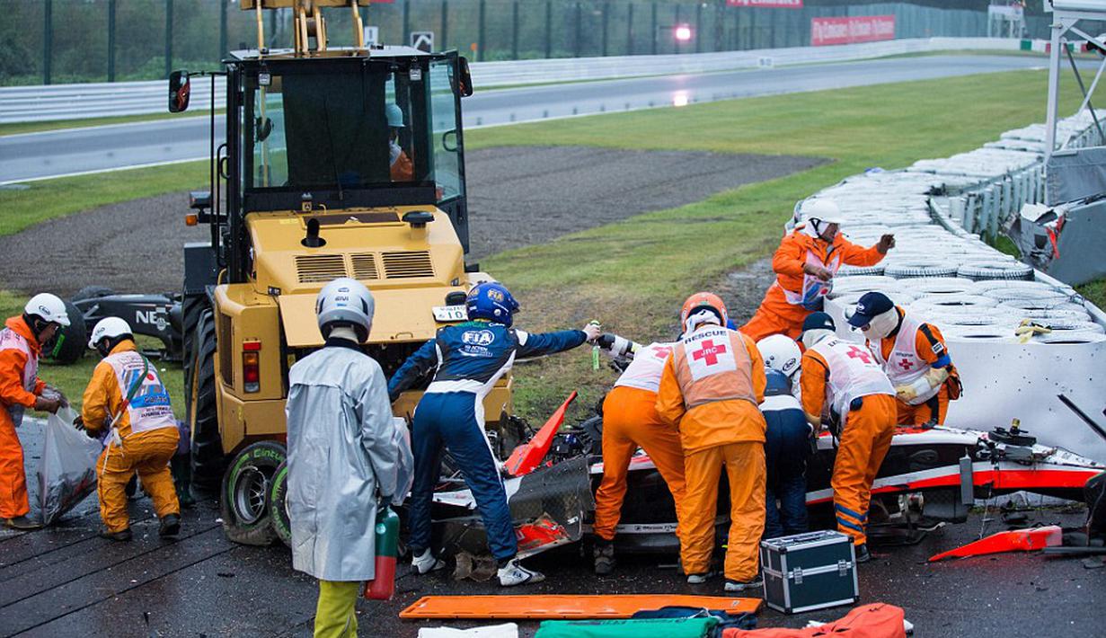 Mobil Jules Bianchi setelah menabrak mobil derek yang sedang mengevakuasi mobil Adrian Sutil. (EPA)