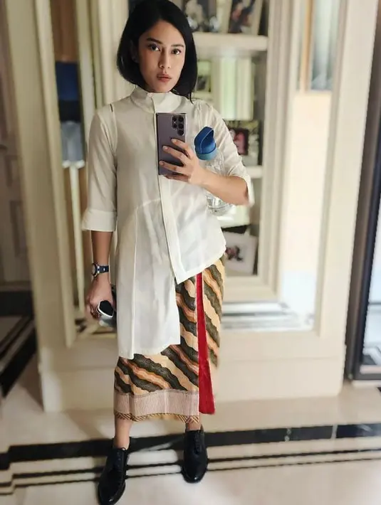 Padukan kain lilit dengan kemeja berpotongan asimetris sebagai statement penampilan kamu. @therealdisastr.