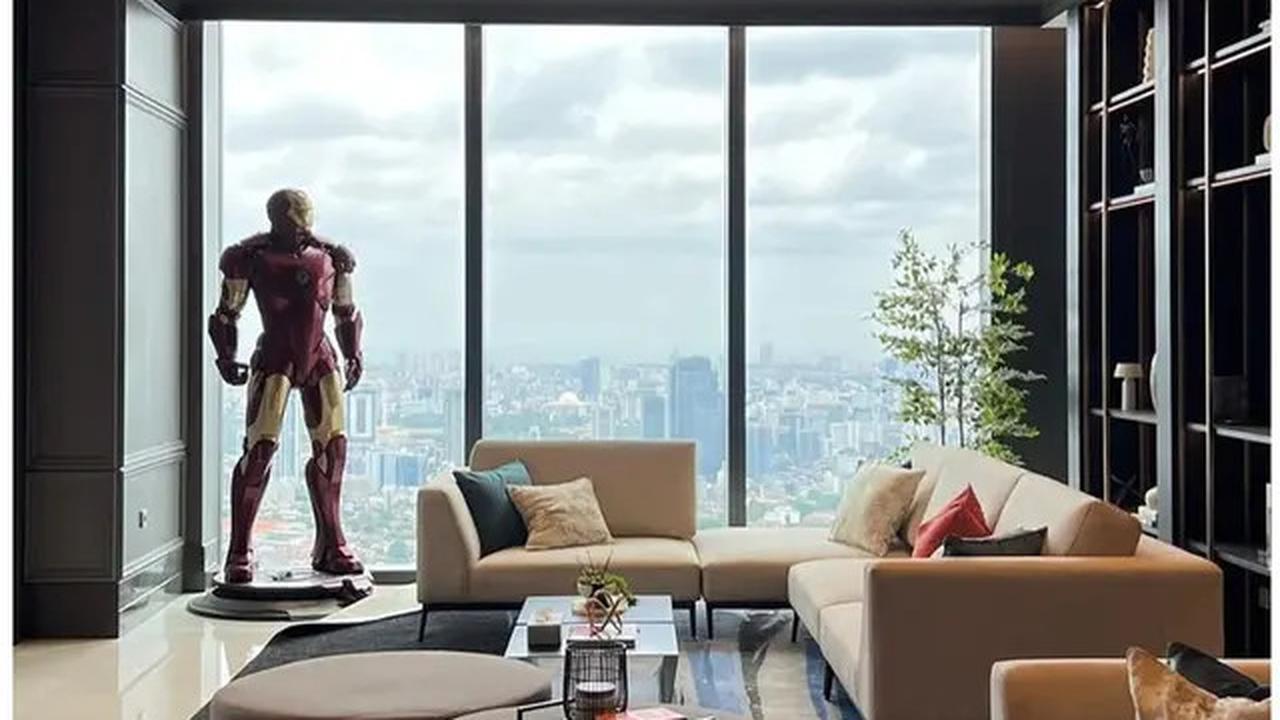 6 Potret Ahmad Sahroni Bareng Patung Iron Man Koleksinya, Kini Tinggal Kenangan