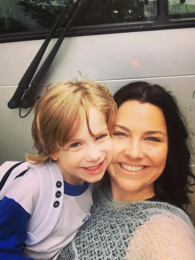 Amy Lee dan putranya. (Instagram/ amylee)