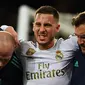 Eden Hazard mengalami cedera saat Real Madrid bersua Paris Saint-Germain pada laga kelima Grup A Liga Champions, di Santiago Bernabeu, Selasa (26/11/2019). (AFP/GABRIEL BOUYS)