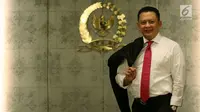 Ketua DPR Bambang Soesatyo saat sesi foto usai terpilih sebagai Ketua DPR yang baru menggantikan Setya Novanto di Kompleks Parlemen, Senayan, Jakarta, Rabu (17/1). Bambang menyatakan akan mendukung kinerja pemerintah. (Liputan6.com/JohanTallo)