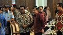 Wakil Presiden Jusuf Kalla bersama Wakil Ketua MPR Oesman Sapta berjabat tangan saat acara Peringatan Hari Konstitusi di Gedung Nusantara IV, Senayan, Jakarta, Kamis (18/8). (Liputan6.com/Johan Tallo)