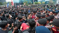 Sejumlah aparat kepolisian berjaga menghadapi massa demonstrasi Hari Sumpah Pemuda di kawasan Dukuh Atas, Jalan Jenderal Sudirman, Jakarta Pusat, Rabu (28/10/2026). Petugas berupaya mengendalikan situasi ketika massa mencoba menerobos barikade. (KLY/Budy Santoso)
