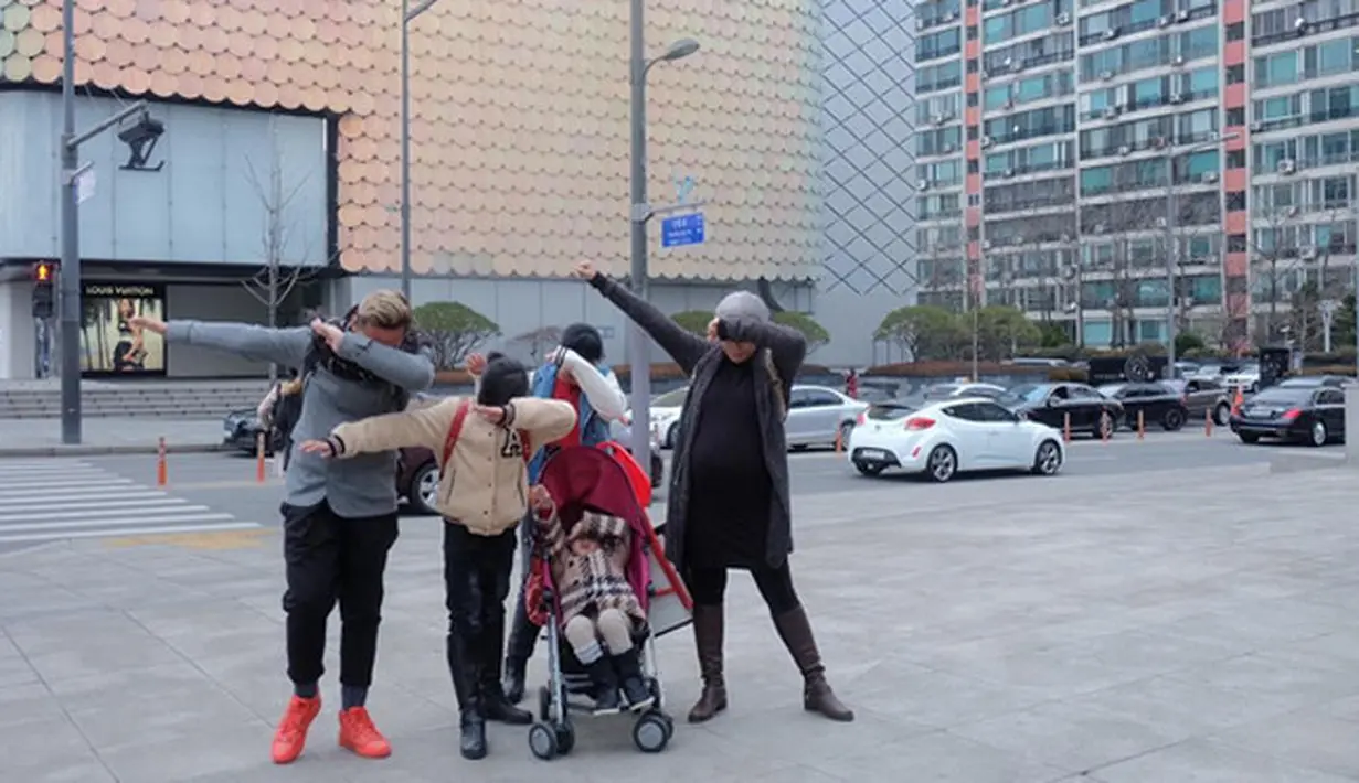 Dalam perayaan ulang tahun pernikahan kali ini, Ussy dan Andhika juga saling bertukar kado. Tidak hanya itu, Andhika juga tengah menyiapkan makan malam berdua di suatu tempat tanpa anak. (Instagram/ussypratama)