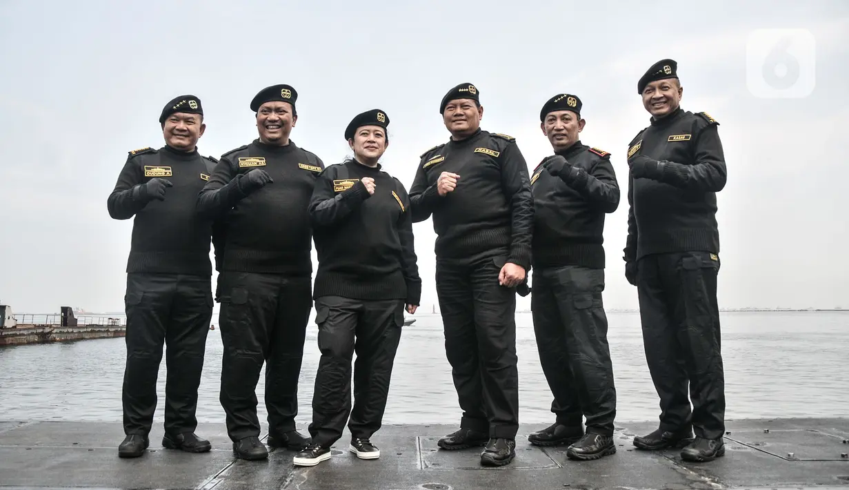 Kepala Staf Angkatan Laut (Kasal) Laksamana TNI Yudo Margono didampingi Ketua DPR RI Puan Maharani, anggota BPK RI Adhi Suryadyana, Kapolri Jenderal Pol Listyo Sigit Prabowo, Kepala Staf Angkatan Darat (Kasad) Jenderal TNI Dudung Abdurachman, Kasau Marsekal TNI Fadjar Prasetyo, dan Wakasal Laksamana Madya TNI Ahmadi Heri Purwono saat foto bersama usai penyematan brevet Hiu Kencana di kapal selam KRI Alugoro-405, Dermaga 100, Tanjung Priok, Jakarta Utara, Senin (28/11/2022). (merdeka.com/Iqbal S Nugroho)