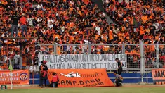 Suporter Persija membentangkan spanduk protes kenaikan harga tiket saat laga Persija melawan Persela di Stadion GBK Jakarta, Minggu (1/3/2015). (Liputan6.com/Helmi Fithriansyah)