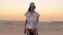 Seru-seruan menikmati indahnya pemandangan gurun, Raline pun abadikan banyak potretnya yang selalu menawan. Tampil stylish dengan baju putih yang dipadukan dengan celana camonya, gayanya pun terlihat serasi. (Liputan6.com/IG/@ralineshah)