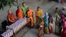 Sejumlah biksu membagikan iftar (makanan berbuka puasa) bagi umat muslim di Wihara Dhammarajika, Dhaka, Bangladesh, Selasa (7/7). Ini merupakan momen langka keharmonisan umat beragama di negara Asia. (AFP PHOTO/Munir uz ZAMAN)