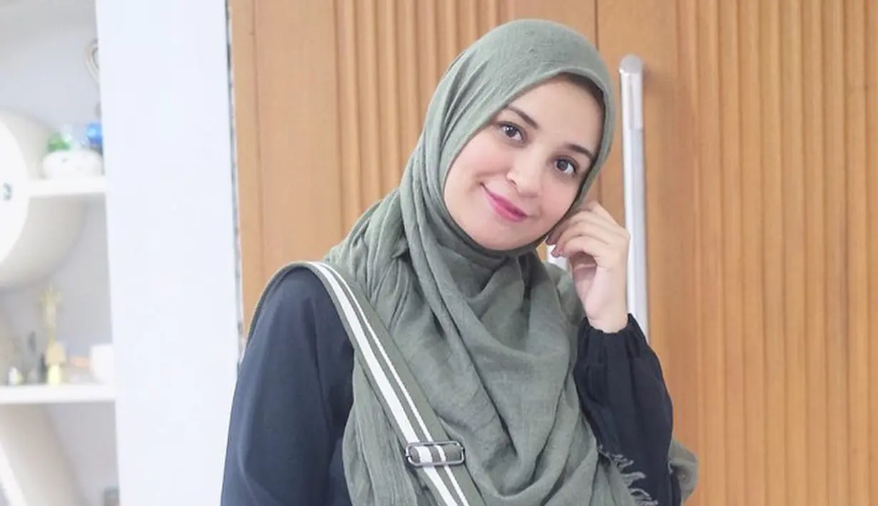 Jika diperhatikan, Shireen  memang lebih sering memilih warna hitam dalam berbusana. Seperti ini misalnya, ia mengenakan gamis hitam yang dipadukan dengan hijab berwarna hijau, yang senada dengan tasnya. (Instagram/shireensungkar)