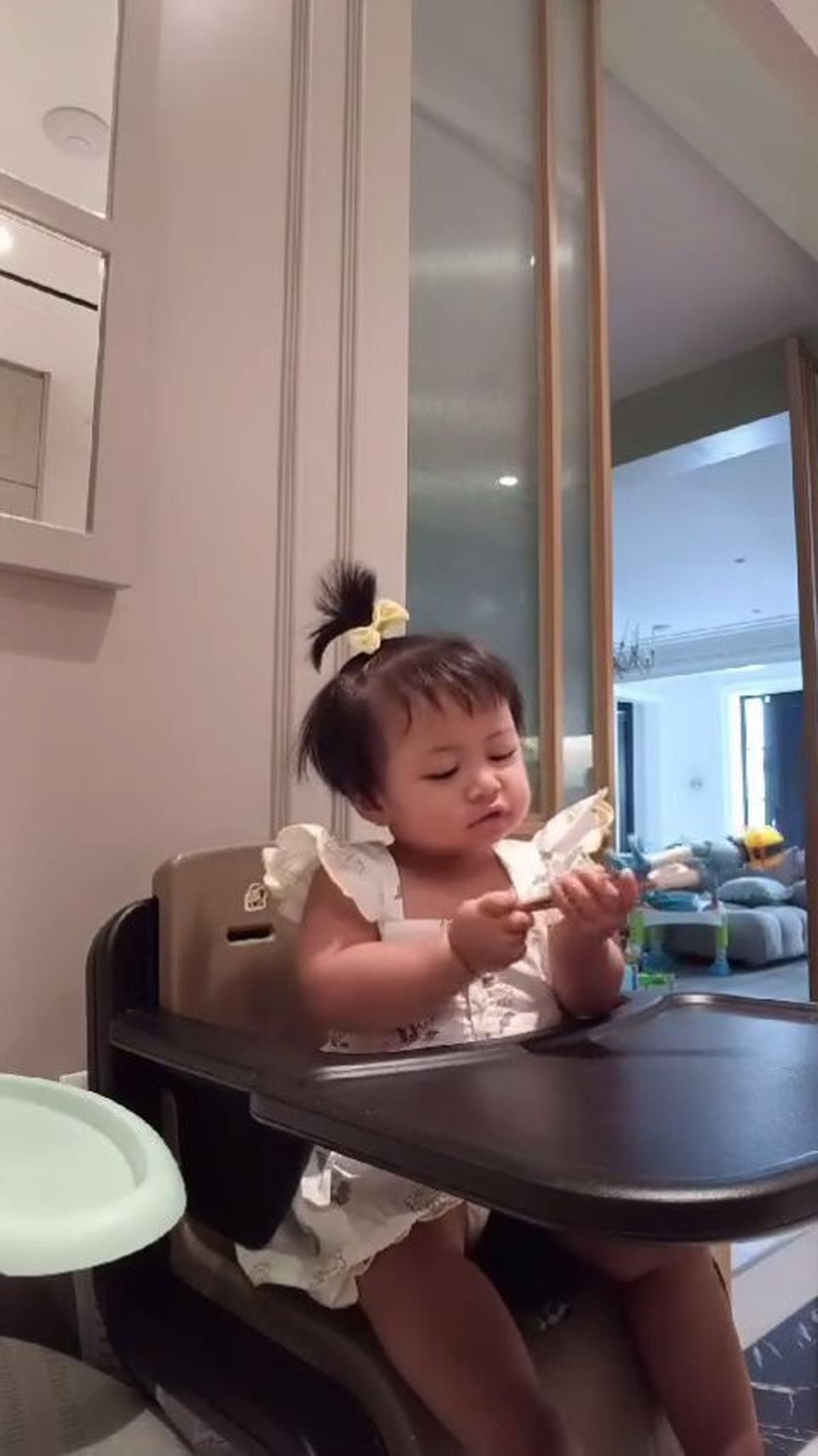 Momen Lily Anak Nagita Slavina Dan Raffi Ahmad Mau Sarapan, Nyeloteh Sambil Mainin Sumpit
