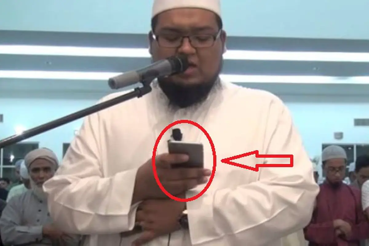 Netizen Heboh, Imam Salat Sambil Mainan Handphone 