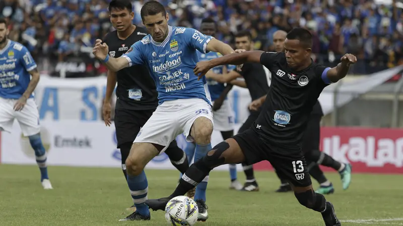 Gelandang Persib Bandung, Srdan Lopicic, berebut bola dengan gelandang TIRA Persikabo, Manahati Lestusen, pada laga Piala Presiden 2019. (Bola.com/Yoppy Renato)