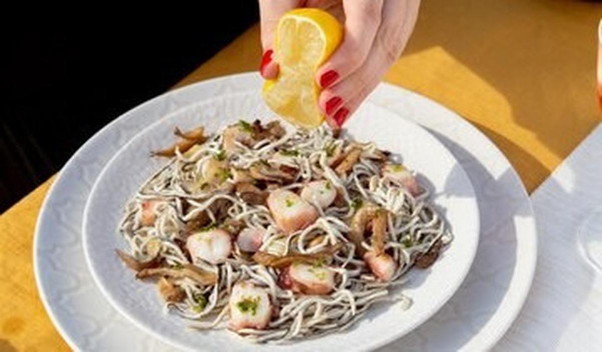6.&nbsp;Makan makanan segar di Mediterania