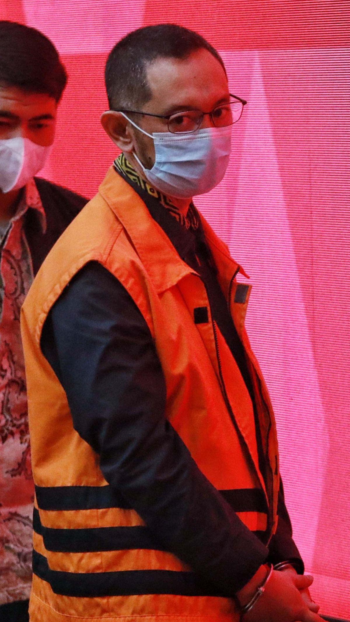 Tak cuma banyak menunduk, Andhi juga menutupi wajahnya dengan masker.