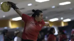 Atlet bowling Indonesia, Elsa Maris, melakukan selebrasi usai meraih medali emas cabang tenpin bowling TPB 4 di Jaya Ancol Bowling Center, Jakarta, Selasa (9/10/2018). (Bola.com/Vitalis Yogi Trisna)