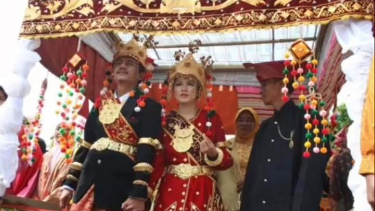 6 Potret Lawas Pernikahan Epy Kusnandar dan Karina Ranau, Harmonis Selama 17 Tahun