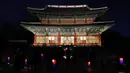 Orang-orang menikmati tur sinar rembulan sembari membawa lentera di dalam Istana Changdeokgung di Seoul, Korea Selatan, pada 29 Oktober 2020. Istana Changdeokgung terdaftar sebagai situs warisan dunia UNESCO pada tahun 1997. (Xinhua/Wang Jingqiang)