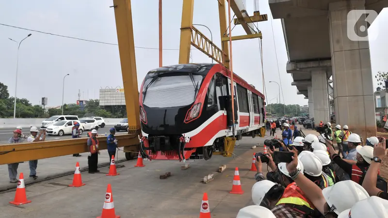 Pengangkatan Perdana LRT Jabodebek ke Lintasan