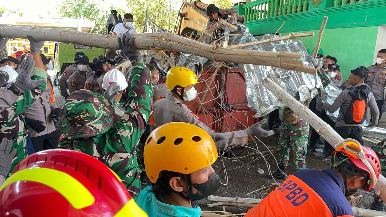 FOTO: 49 Santri Masih Hilang, Tim SAR Kerahkan Alat Berat di Reruntuhan Ponpes Al Khoziny