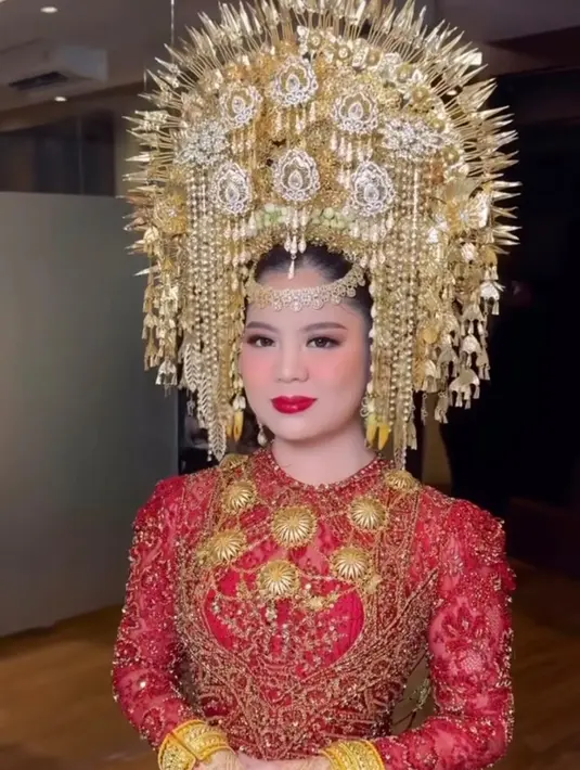 Tak lengkap rasanya penampilan pengantin adat Minang tanpa suntiang, mahkota khas yang menjadi simbol kehormatan dan kebanggaan. Indah tampil luar biasa dalam suntiang bertingkat berwarna emas dengan detail mewah yang begitu memanjakan mata.  [@indahtrp].
