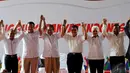 Ali Masykur Musa bersama Hatta Rajasa, Mahfud MD dan tokoh lainnya mengangkat tangan bersama sebagai bentuk dukungan terhadap pasangan Prabowo-Hatta pada Pilpres 2014, Jakarta, Rabu (28/5/2014) (Liputan6.com/Johan Tallo).