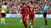 Empat menit berselang, Liverpool berbalik unggul lewat eksekusi penalti Mohamed Salah. (Paul ELLIS/AFP)
