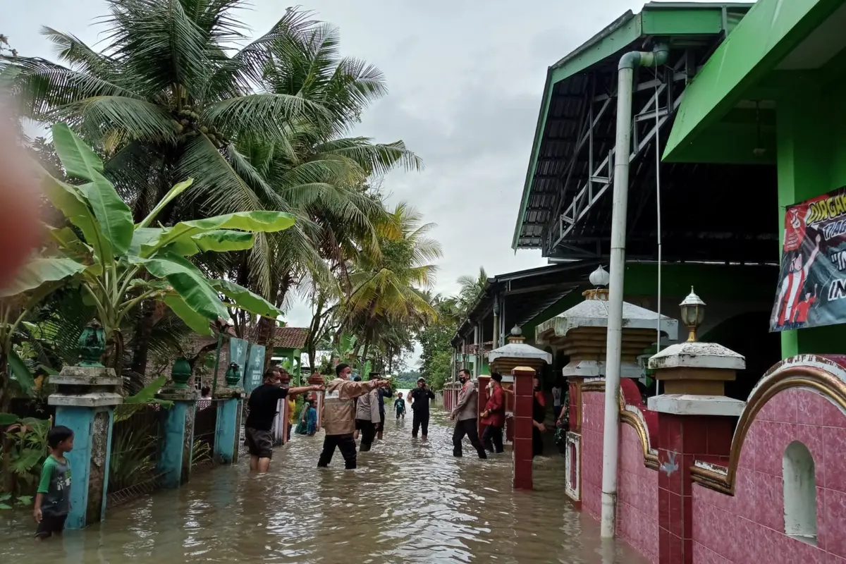 Bupati Banyumas dan Forkopimda meninjau banjir, Selasa (15/3/2022). (Foto: Liputan6.com/Humas Pemkab Banyumas)