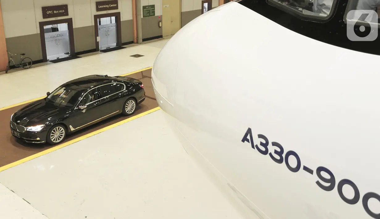 Mobil terbaru BMW Seri 7 Long Wheelbase menghiasi First Class Flying Experience dalam program penjualan inovatif dari THE NEW 7 dengan 120.000 poin GarudaMiles dan peluncuran Pesawat Garuda Indonesia Airbus 330-900 neo di Bandara Soetta Tangerang, (27/11/2019). (Liputan6.com/HO/Ismail)
