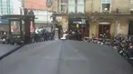 Akun youtube NBOX R2 yang menjadi sumber Guardian mengunggah video pendek kericuhan hingga melempar bangku antara fans Manchester City dengan Sevilla sebelum laga berlangsung di kota Manchester.