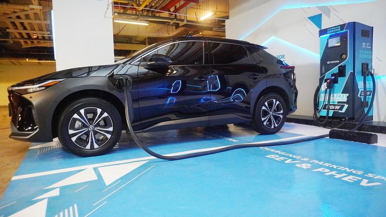 Privilege Charging Spot merupakan fasilitas isi ulang baterai xEV, eksklusif untuk BEV dan PHEV Toyota. Tersedia 1 unit Ultra Fast Charger 120 kW dan 2 unit AC Charger Type 27 kW.